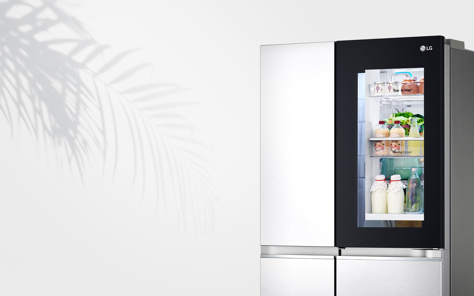 Показано холодильник біля стіни з підсвіченим віконцем у дверцятах, що дозволяє побачити вміст всередині на полицях.