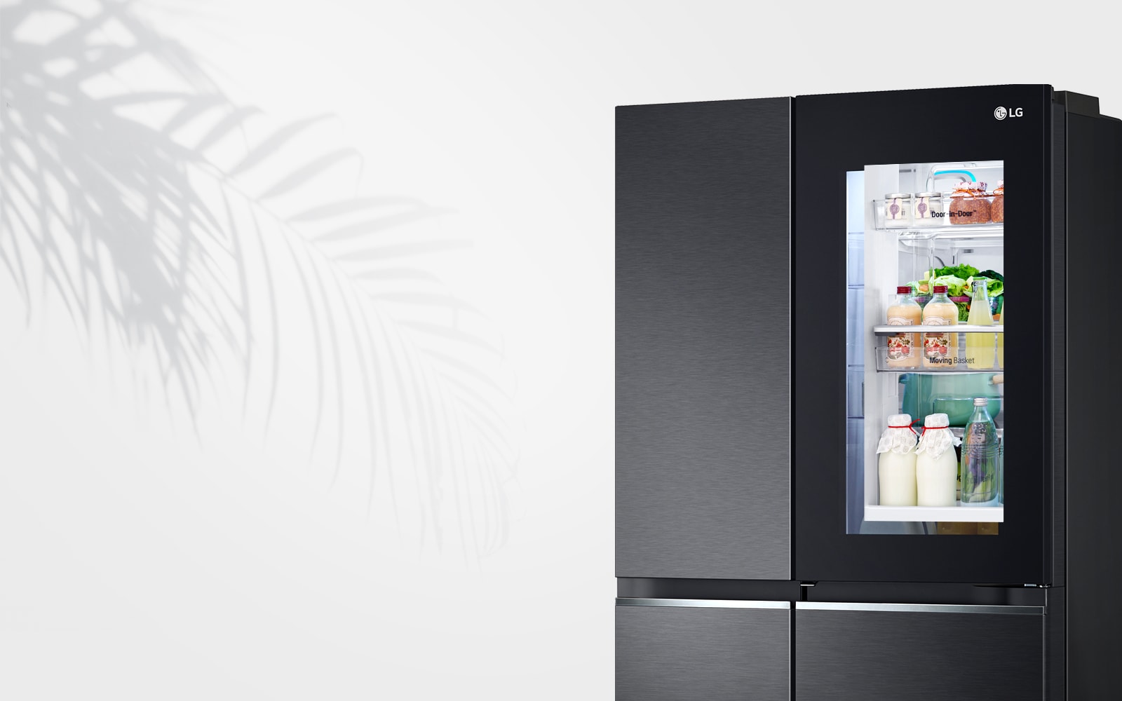 Показано холодильник біля стіни з підсвіченим віконцем у дверцятах, що дозволяє побачити вміст всередині на полицях.