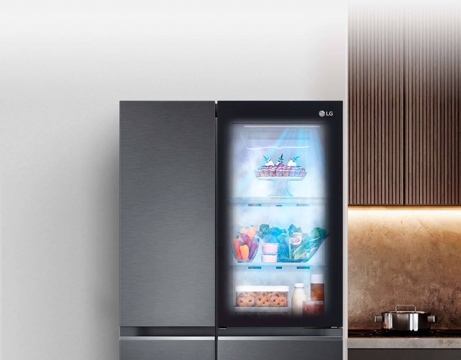 Показано холодильник в інтер'єрі кухні з підсвіченим віконцем у дверцятах, що дозволяє побачити вміст всередині на полицях. Також видно, як продукти в холодильнику обдуває свіже холодне повітря.