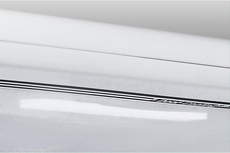 Показано крупним планом м'яке світлодіодне освітлення, яке ефективно розподіляє світло по всьому холодильнику та робить його приємним для очей.