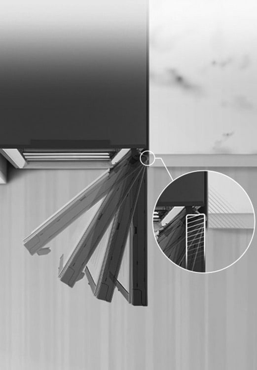 Вид згори донизу на холодильник, встановлений біля стіни з нульовим зазором дверної петлі.