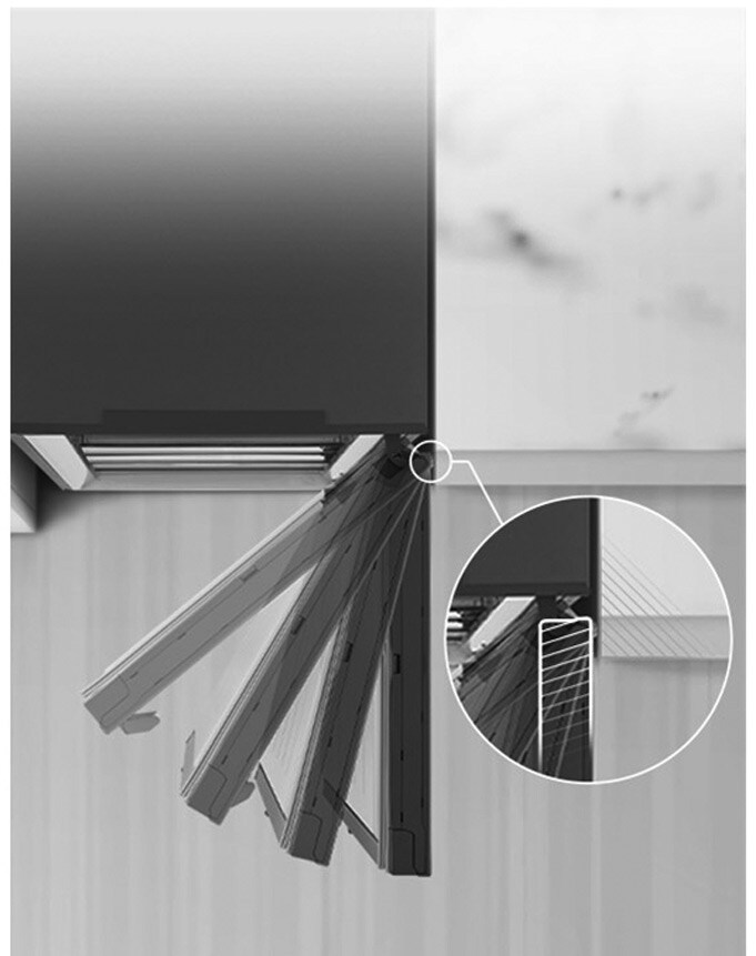 Вид згори донизу на холодильник, встановлений біля стіни з нульовим зазором дверної петлі.