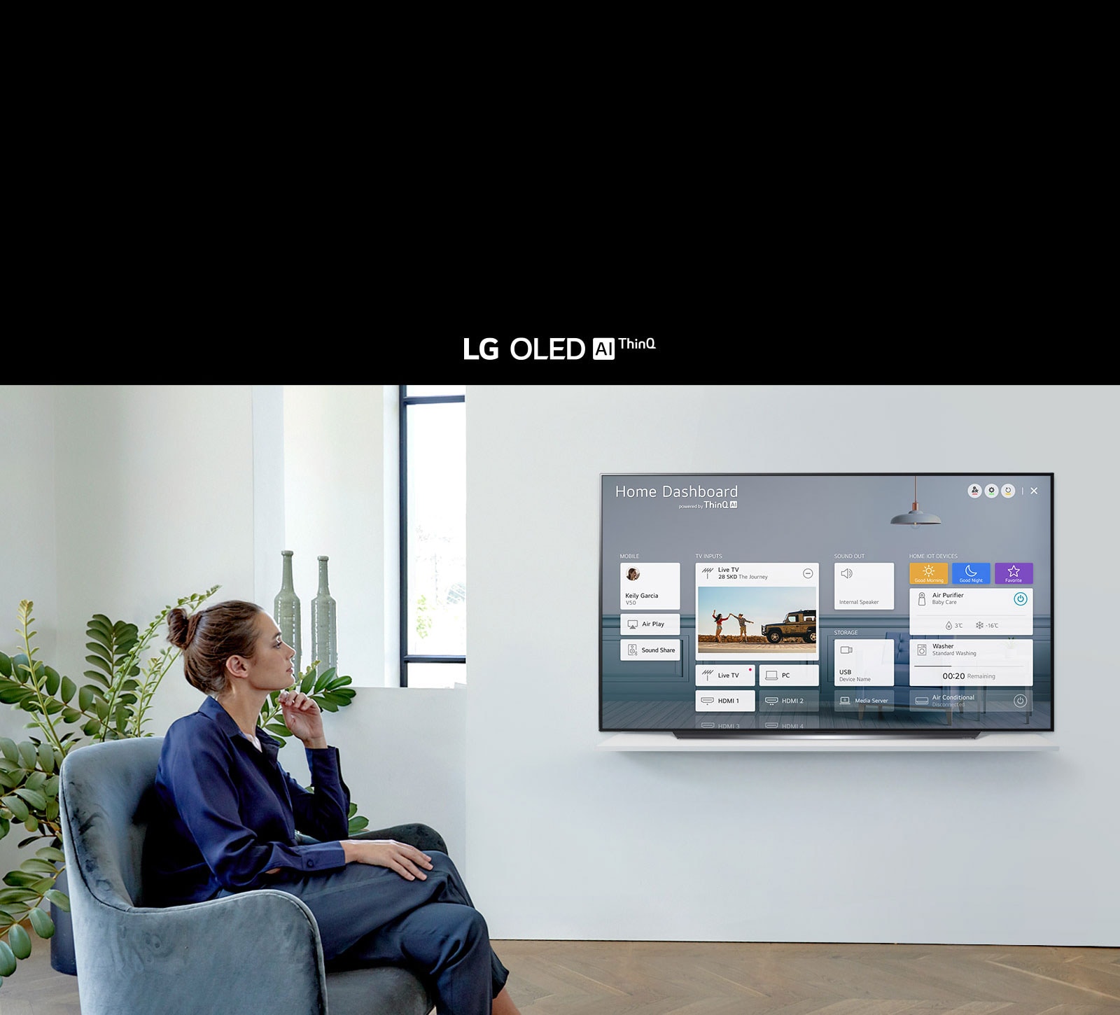 Жінка сидить на стільці у вітальні з Home Dashboard на екрані телевізора