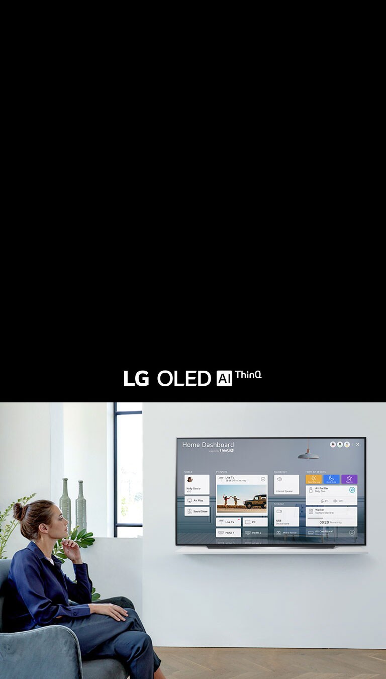 Жінка сидить на стільці у вітальні з Home Dashboard на екрані телевізора