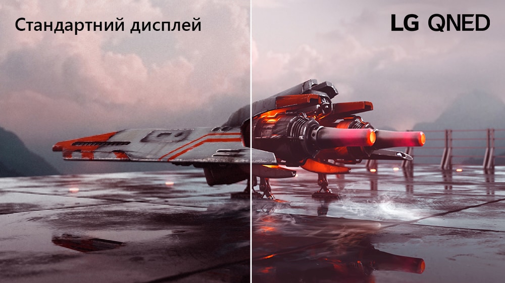 Зображення червоного літака-винищувача розділено на дві частини: ліва половина зображення виглядає трохи темнішою та має менш насичені кольори, а права — яскравіша й має насиченіші кольори. У лівому верхньому куті зображення розташовано напис «Стандартний», а в правому верхньому куті — логотип LG QNED.