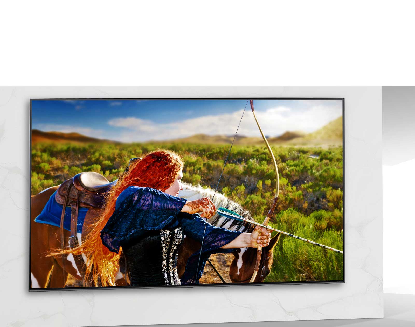 Екран телевізора, що показує сцену науково-фантастичного фільму з жінкою, яка стріляє з лука