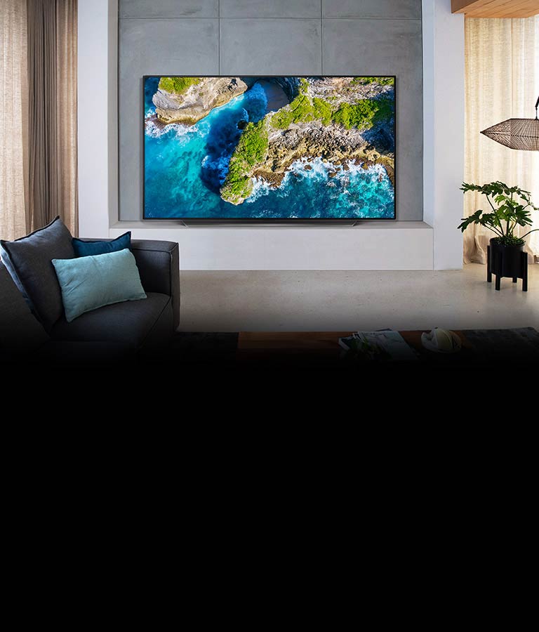 Телевізор, що показує природу з пташиного польоту в розкішному будинку 