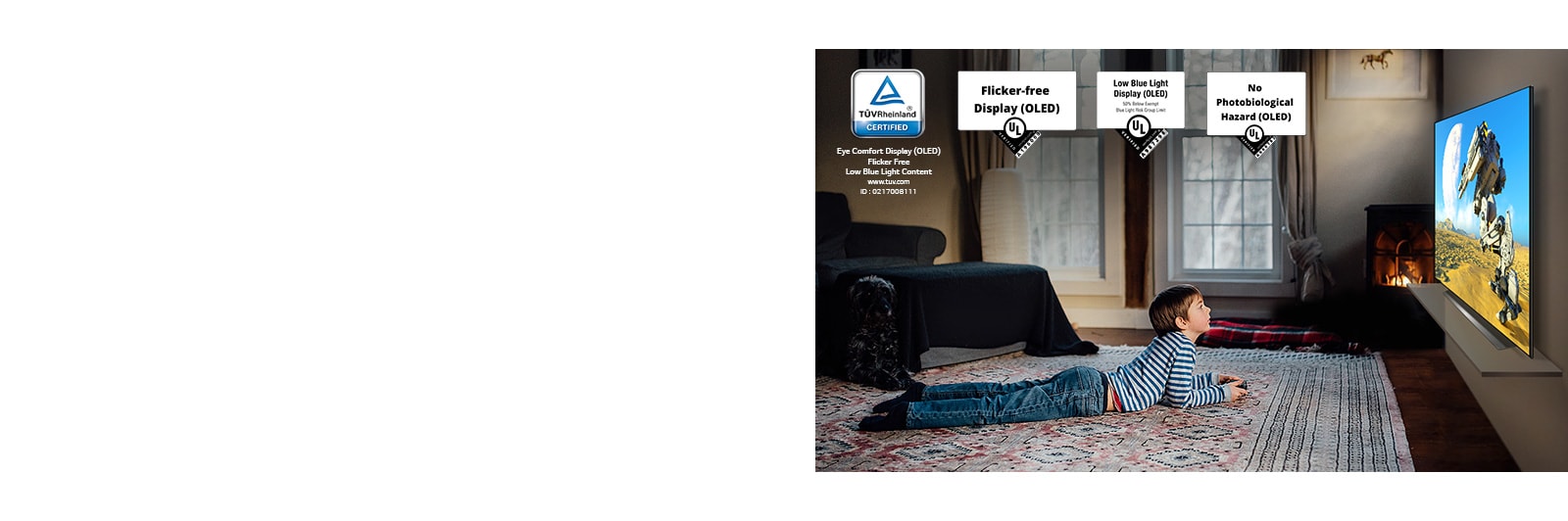 Дитина лежить на підлозі, тримає в руках джойстик і грає на телевізорі