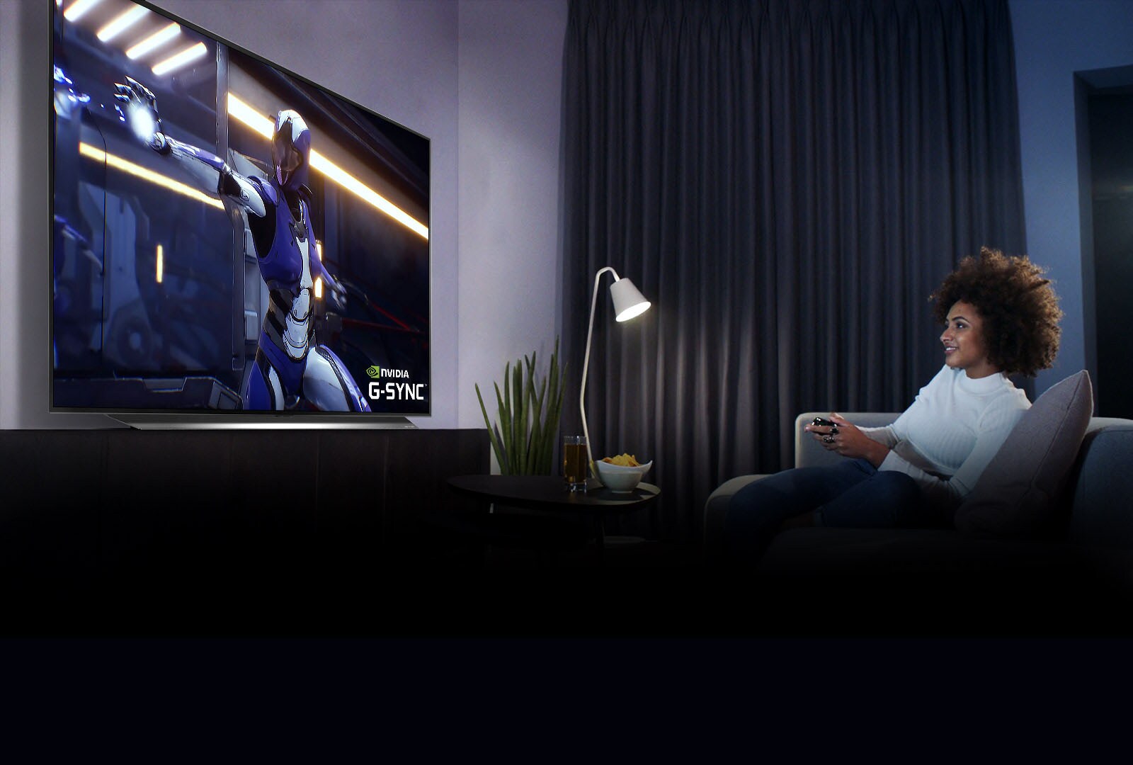 Телевізор зі сценою ігрового персонажа та ПК на столі