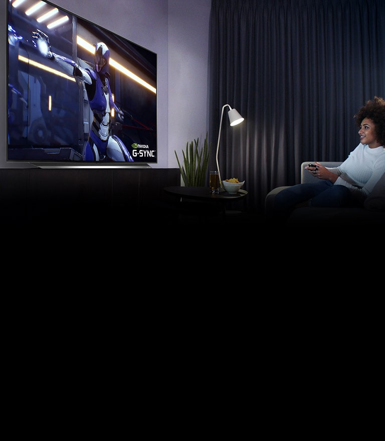 Телевізор зі сценою ігрового персонажа та ПК на столі