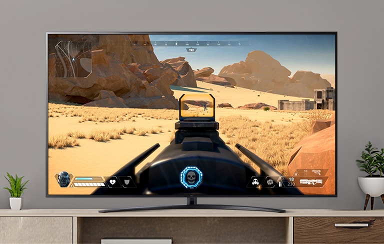 На екрані телевізора відтворюється відео гри від першої особи, коли гравець стріляє у ворога зі зброї. (Відтворення відео.)