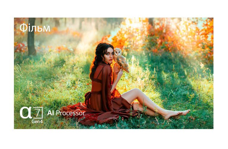 Сцена з дамою, яка тримає сову й перебуває в лісі, текст про фільм відтворено у верхньому лівому куті, а логотип процесора a7 Gen4 AI показано внизу ліворуч. Сцена із замком і місяцем на задньому плані, анімаційний текст відтворено у верхньому лівому куті, а логотип процесора a7 Gen4 AI показано внизу ліворуч. (Відтворення відео.)