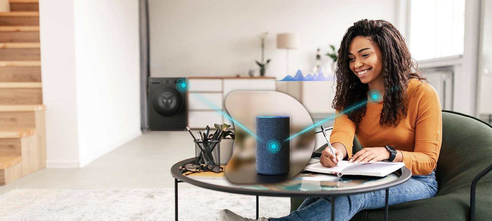 Жінка, яка керує пральною машиною з голосовим асистентом