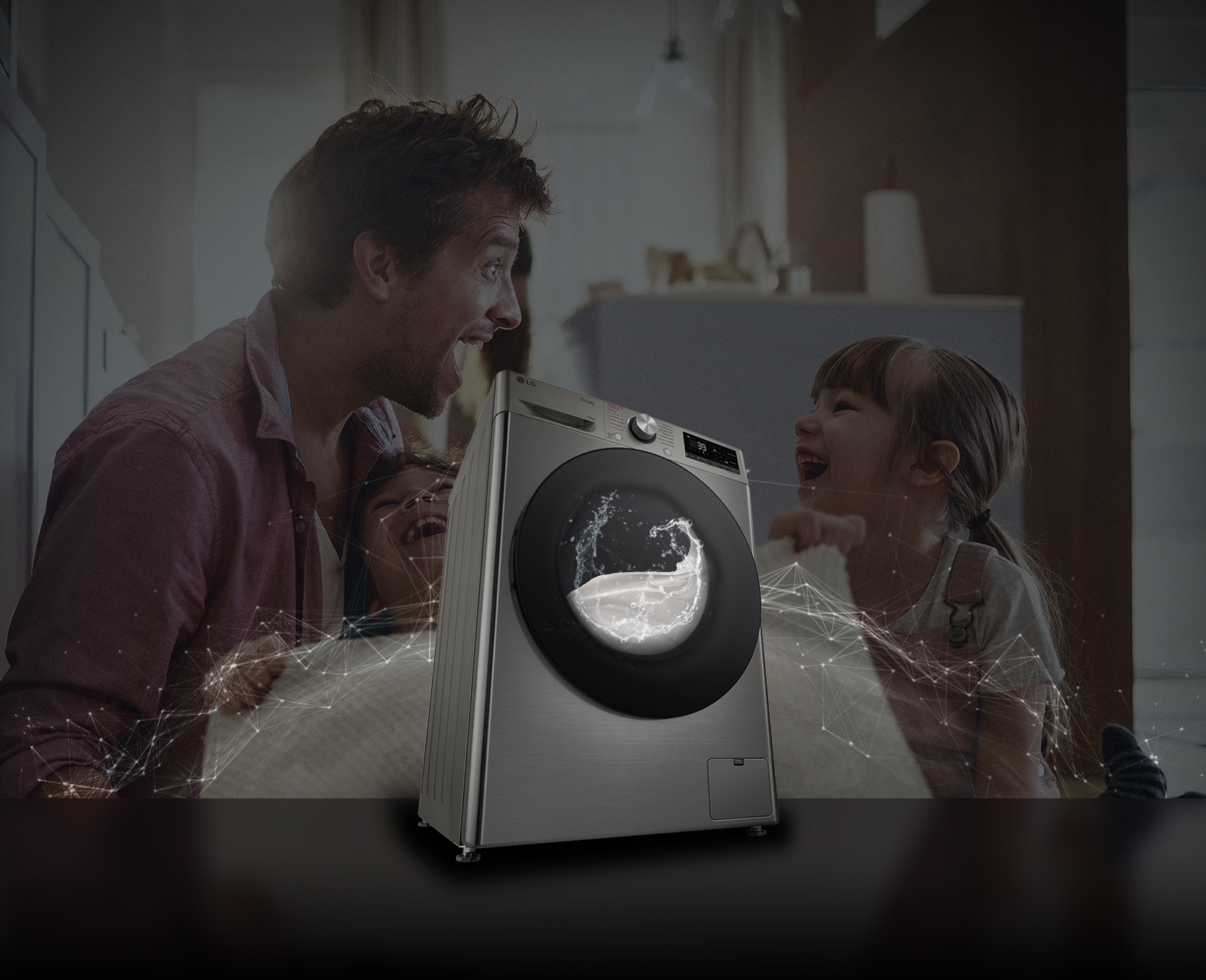 Зображено пральну машину попереду фонового зображення бвтька та двох доньок, яким весело, в інтере'єрі приміщення