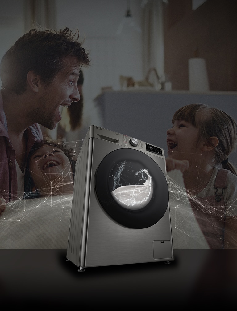 Зображено пральну машину попереду фонового зображення бвтька та двох доньок, яким весело, в інтере'єрі приміщення