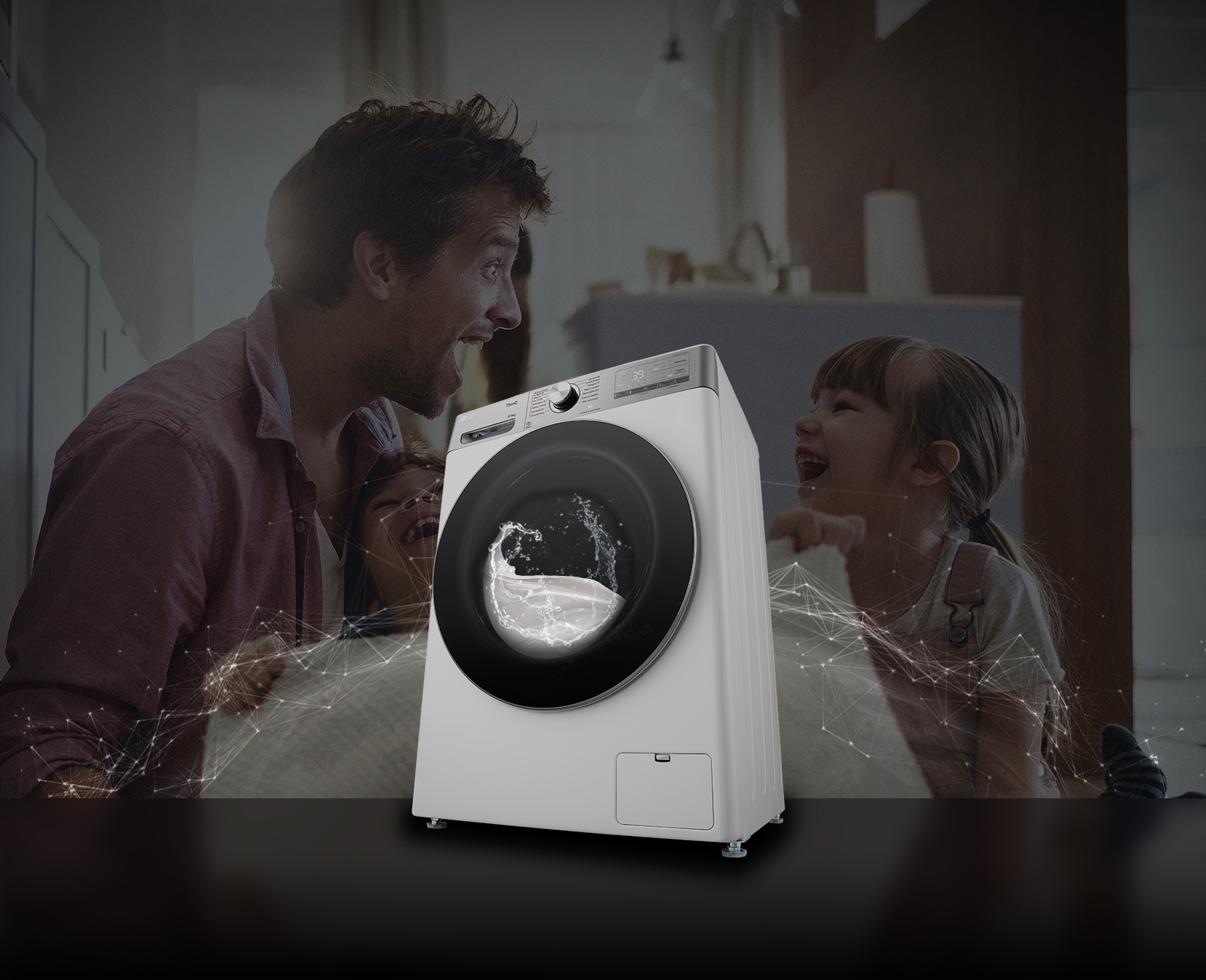 Зображено пральну машину попереду фонового зображення батька та двох доньок, яким весело, в інтер'єрі приміщення