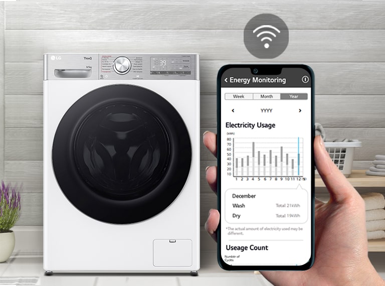 Пральна машина стоїть у пральні. Рука, яка тримає телефон, показує екран камері, а на екрані відображається інформація про технічне обслуговування та споживання енергії з символом WiFi над екраном.