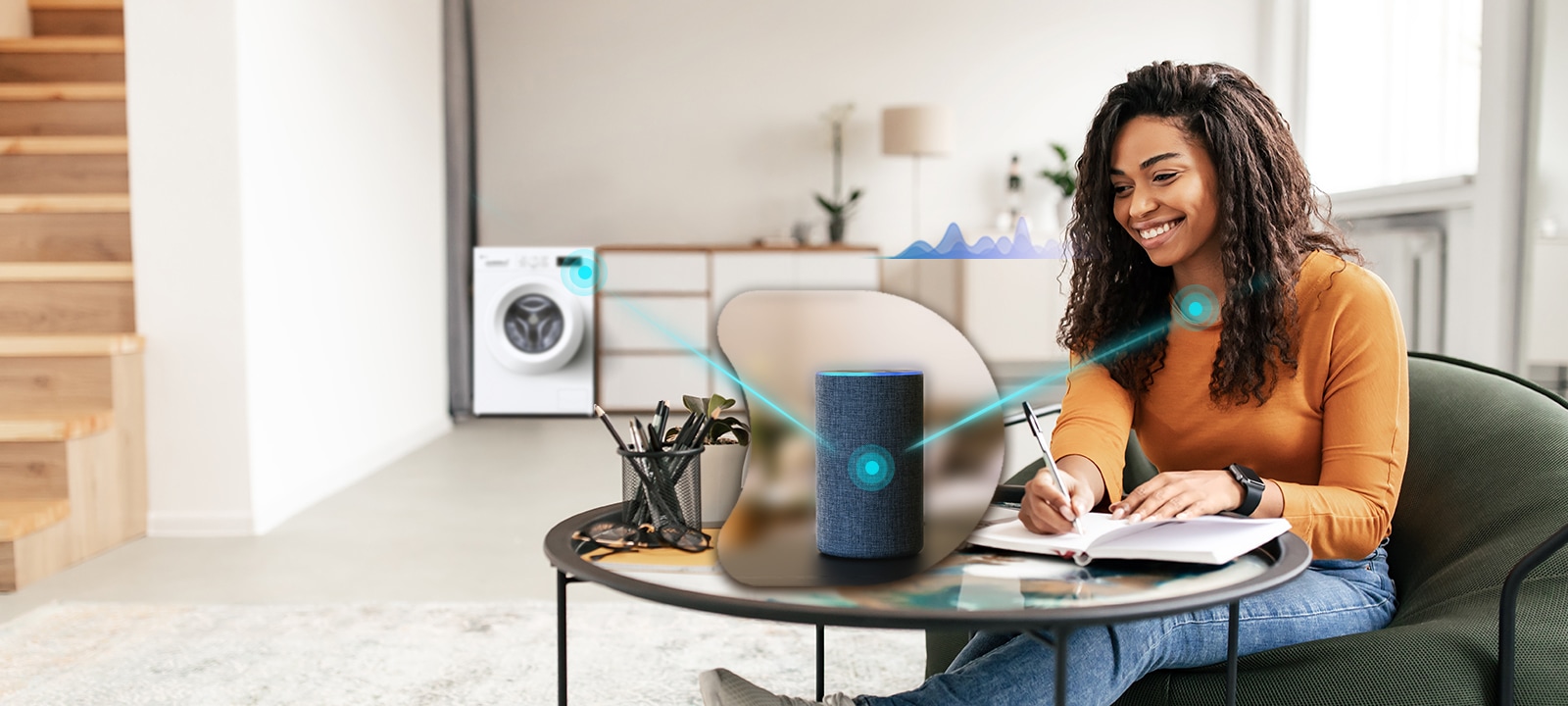 Жінка, яка керує пральною машиною з голосовим асистентом