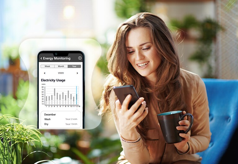 Жінка, яка відстежує своє споживання енергії через додаток ThinQ