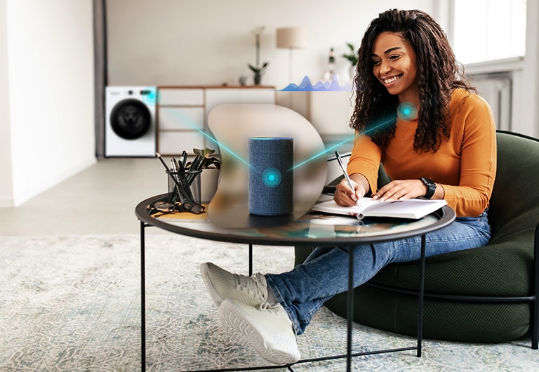 Чоловік, який дистанційно керує пральною машиною через додаток ThinQ