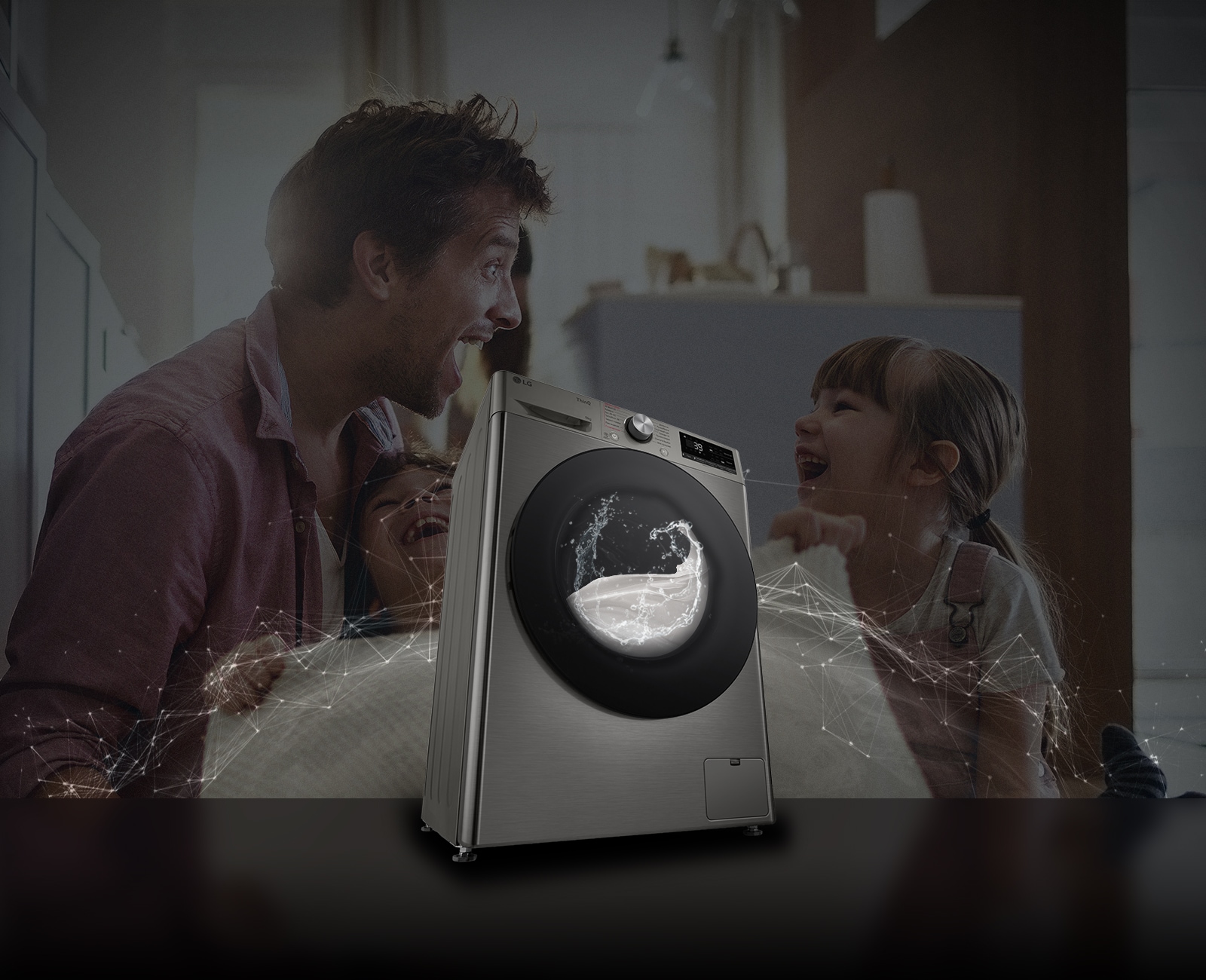 Зображено пральну машину попереду фонового зображення бвтька та двох доньок, яким весело, в інтере'єрі приміщення