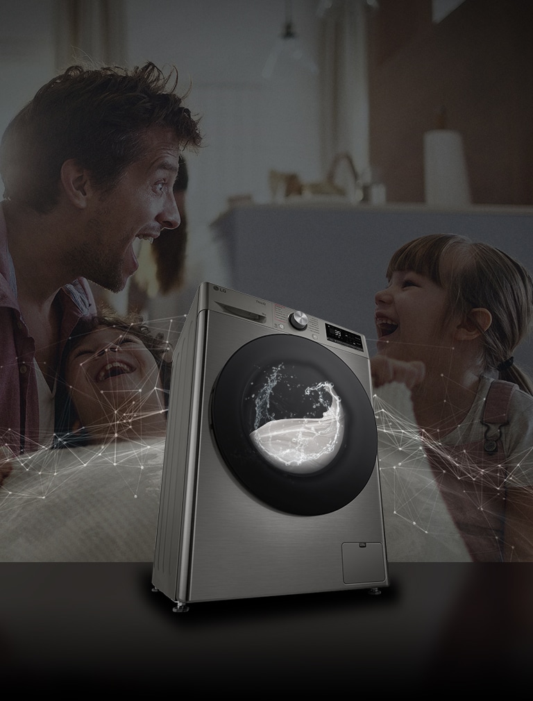 Зображено пральну машину попереду фонового зображення бвтька та двох доньок, яким весело, в інтере'єрі приміщення