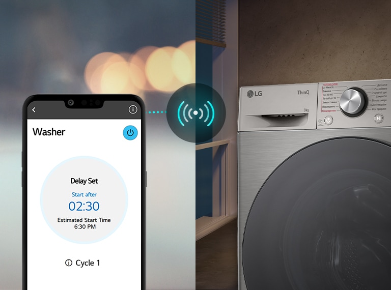 На зображенні ліворуч зображено чоловіка, який дивиться на свій телефон. На зображенні праворуч показана пральна машина вдома із зеленим світлом на дисплеї. У центрі двох зображень на екрані телефону, на якому зображено пральну машину в додатку LG ThinQ і значок підключення.