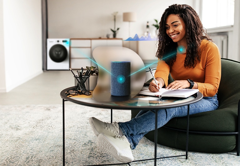 Жінка, яка керує пральною машиною з голосовим асистентом