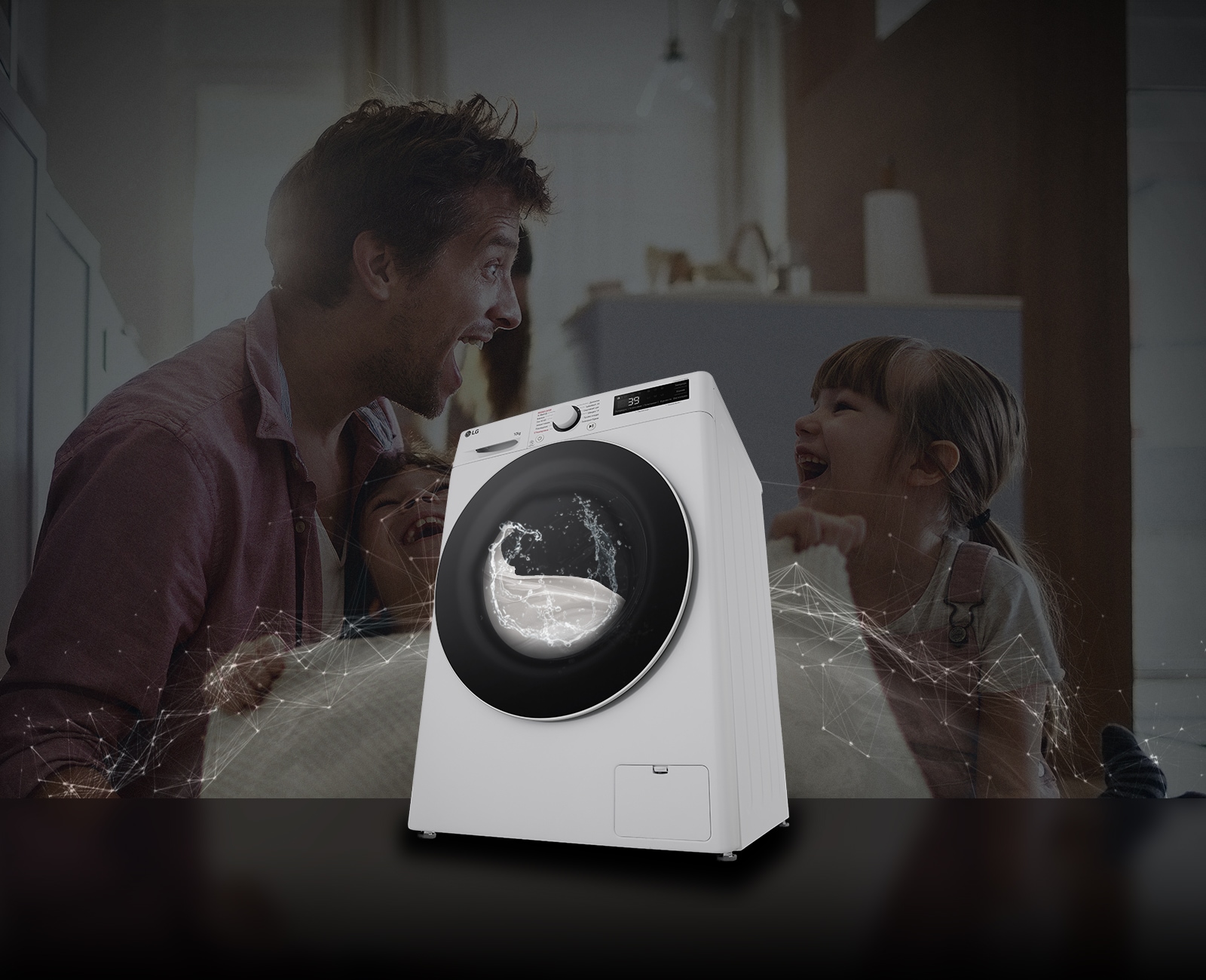 Зображено пральну машину попереду фонового зображення бвтька та двох доньок, яким весело, в інтере'єрі приміщення