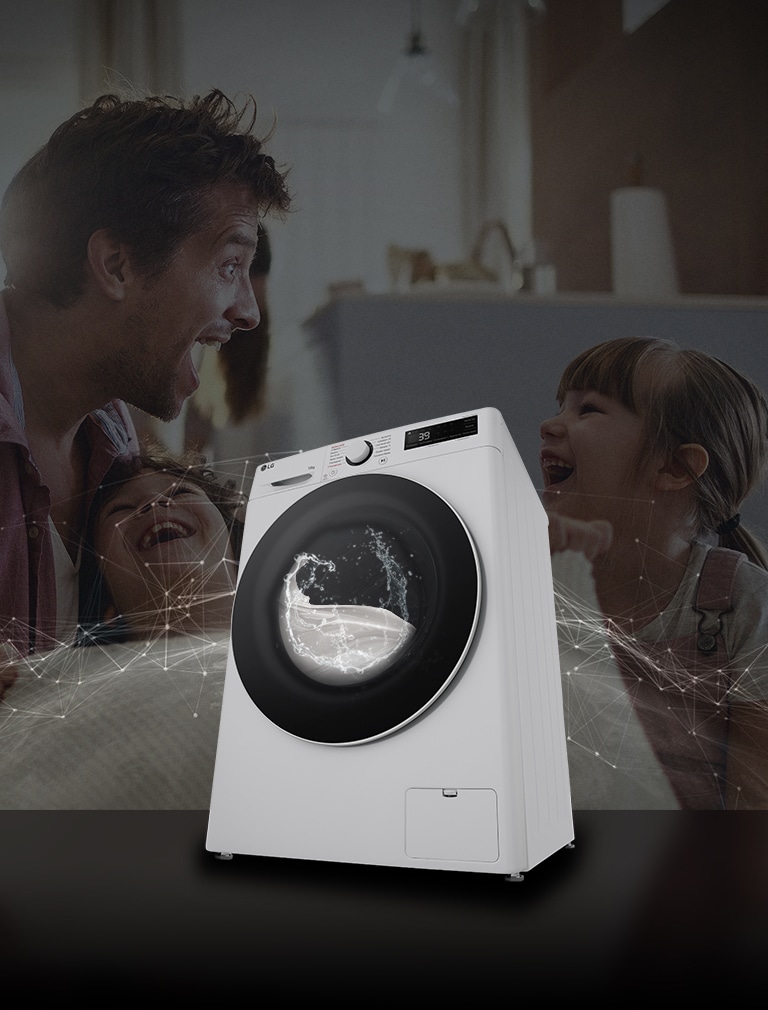 Зображено пральну машину попереду фонового зображення бвтька та двох доньок, яким весело, в інтере'єрі приміщення