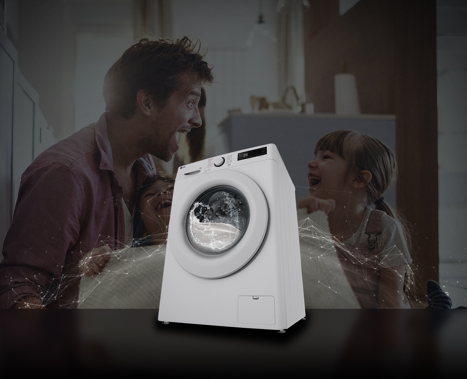 Зображено пральну машину попереду фонового зображення бвтька та двох доньок, яким весело, в інтере'єрі приміщення
