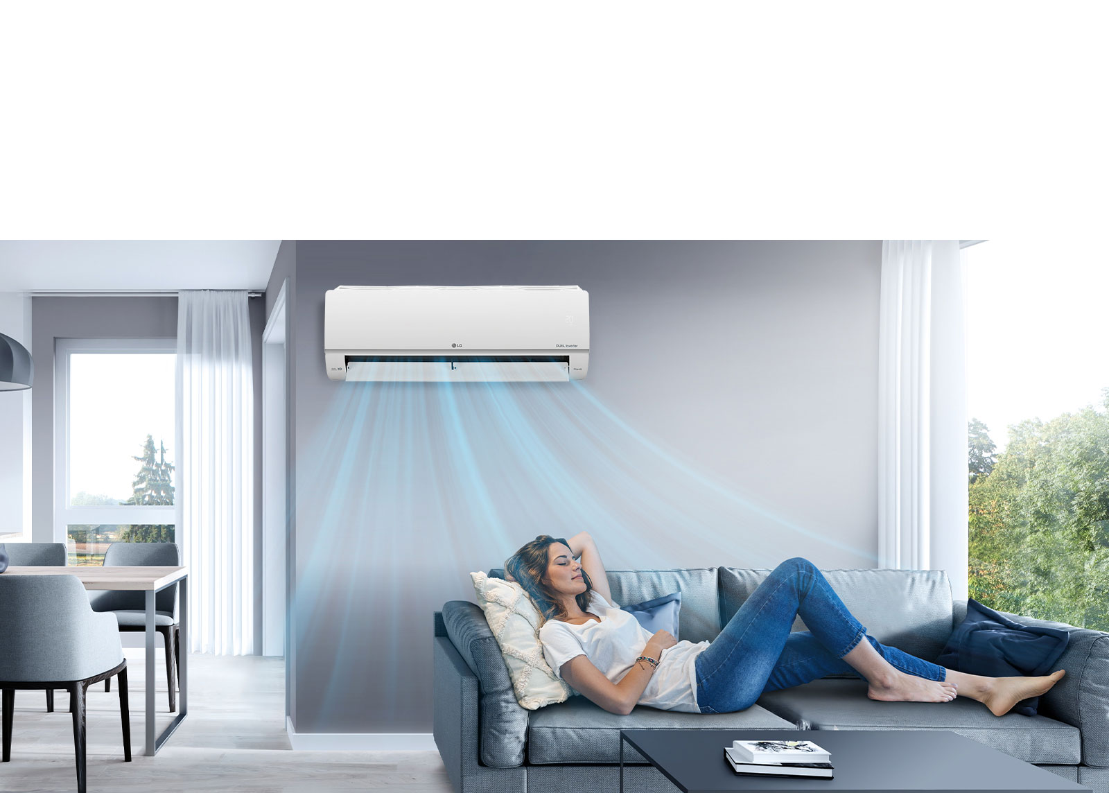 Жінка лежить на дивані у вітальні з кондиціонером LG, встановленим над нею на стіні. Сині потоки повітря на зображенні вказують на те, що він увімкнений і охолоджує кімнату.