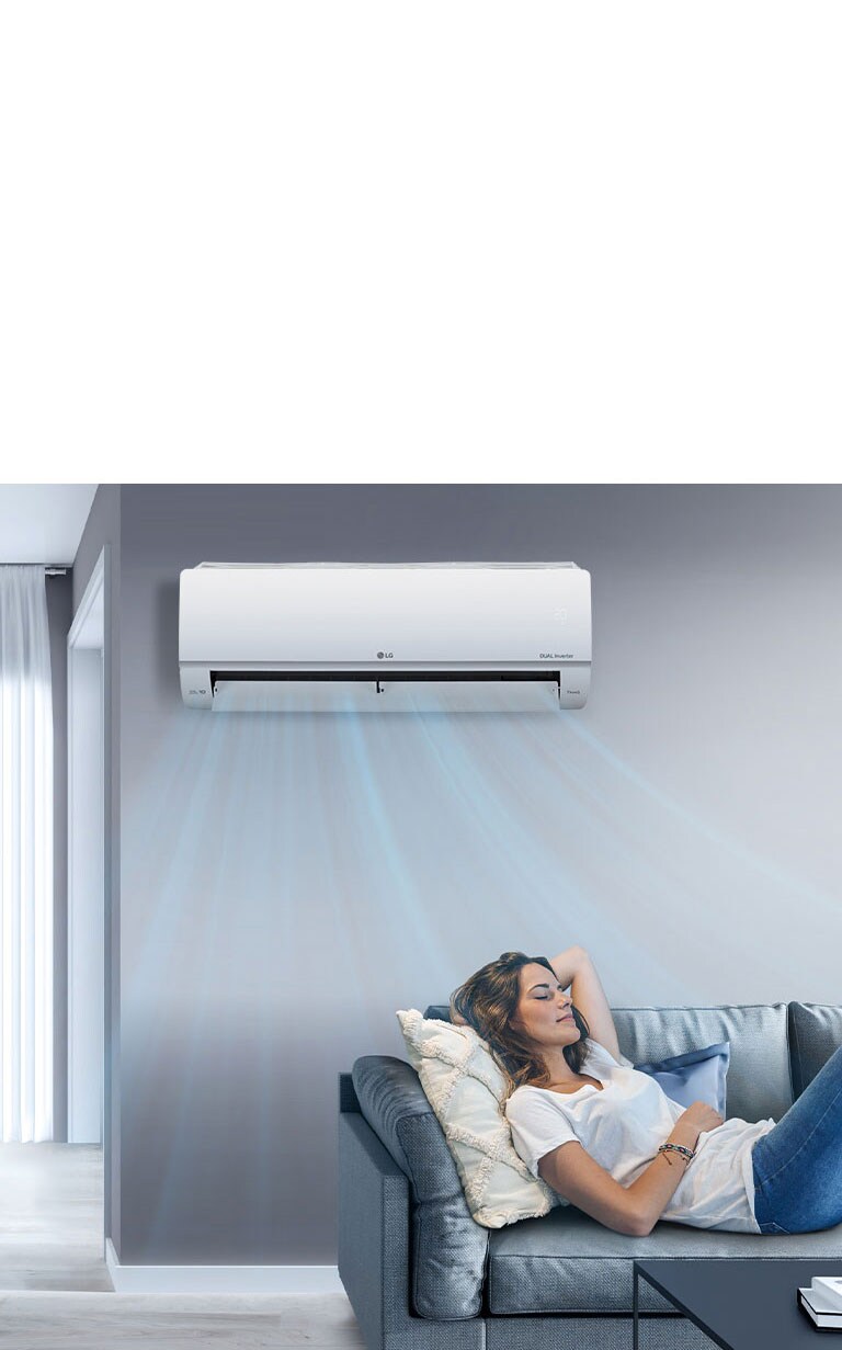 Жінка лежить на дивані у вітальні з кондиціонером LG, встановленим над нею на стіні. Сині потоки повітря на зображенні вказують на те, що він увімкнений і охолоджує кімнату.