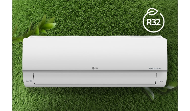 Кондиціонер LG встановлено на стіні з трави. Логотип R32 для енергоефективності знаходиться у верхньому правому куті.