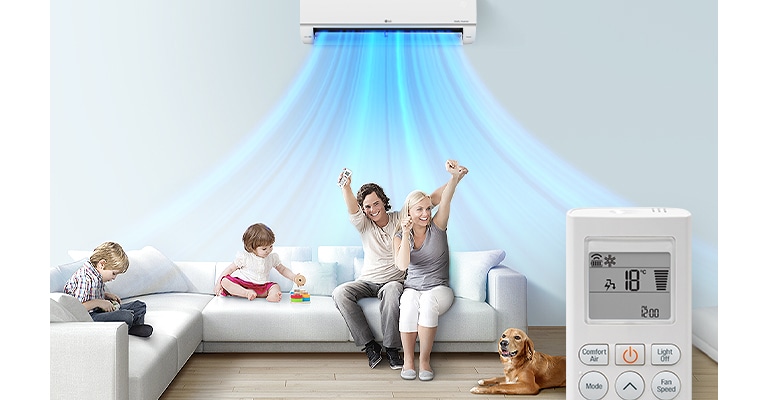 Сім'я сидить на дивані у вітальні з кондиціонером LG, встановленим над ними. Сині лінії повітря виходять, що вказує на те, що кондиціонер увімкнено. На передньому плані передня частина пульта дистанційного керування, на якій показано кнопки та температуру.