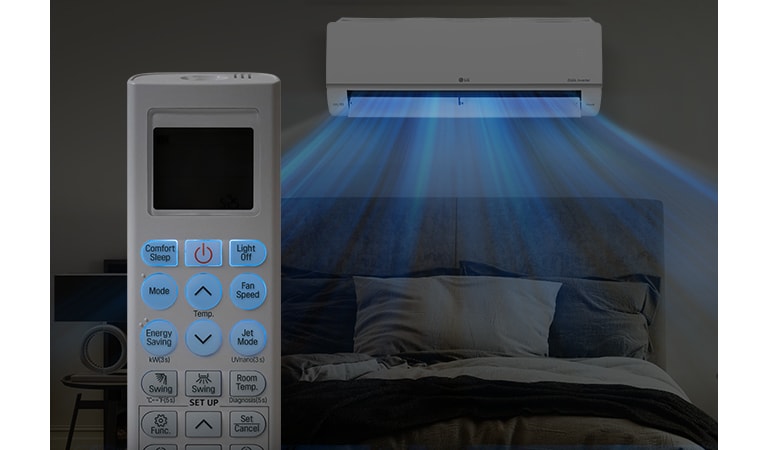 Зображено увімкнений кондиціонер над ліжком уночі. Кондиціонер випускає повітря синього кольору. Спереду ліворуч зображений пульт дистанційного керування з підсвічуванням клавіш.