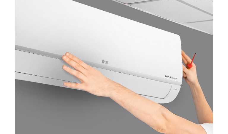 Вид збоку на кондиціонер, що встановлюють на стіні майже під стелею. Дві руки тягнуться вгору, одна тримає викруеку, демонструючи легкість встановлення.