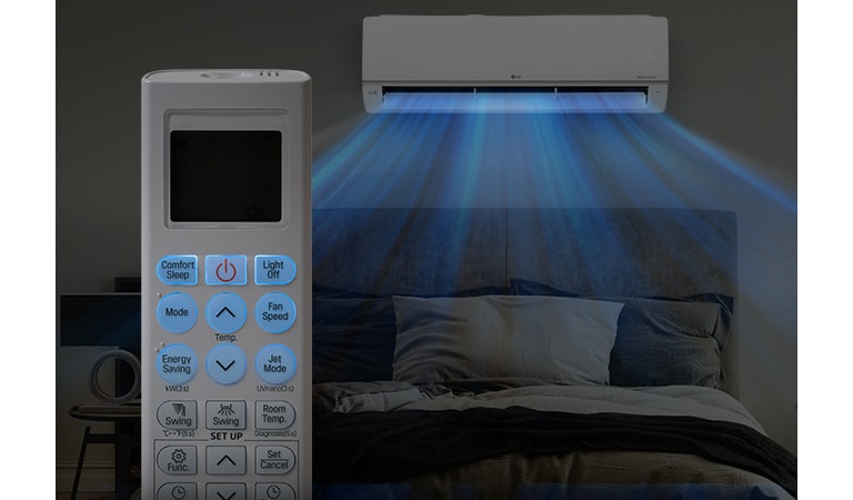 Зображено увімкнений кондиціонер над ліжком уночі. Кондиціонер випускає повітря синього кольору. Спереду ліворуч зображений пульт дистанційного керування з підсвічуванням клавіш.