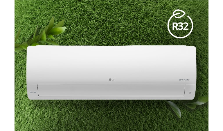 Кондиціонер LG встановлено на стіні з трави. Логотип R32 для енергоефективності знаходиться у верхньому правому куті.