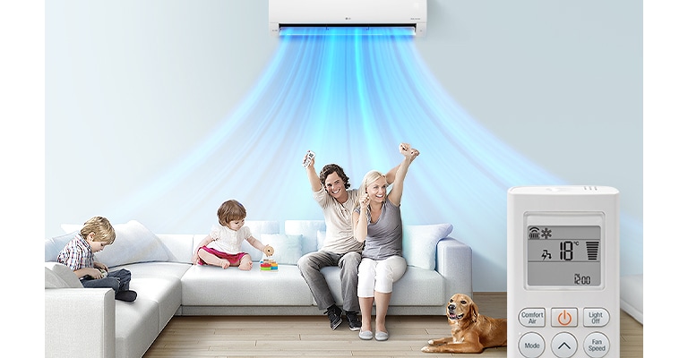 Сім'я сидить на дивані у вітальні з кондиціонером LG, встановленим над ними. Сині лінії повітря виходять, що вказує на те, що кондиціонер увімкнено. На передньому плані передня частина пульта дистанційного керування, на якій показано кнопки та температуру.