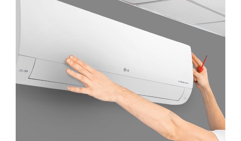 Вид збоку на кондиціонер, що встановлюють на стіні майже під стелею. Дві руки тягнуться вгору, одна тримає викруеку, демонструючи легкість встановлення.