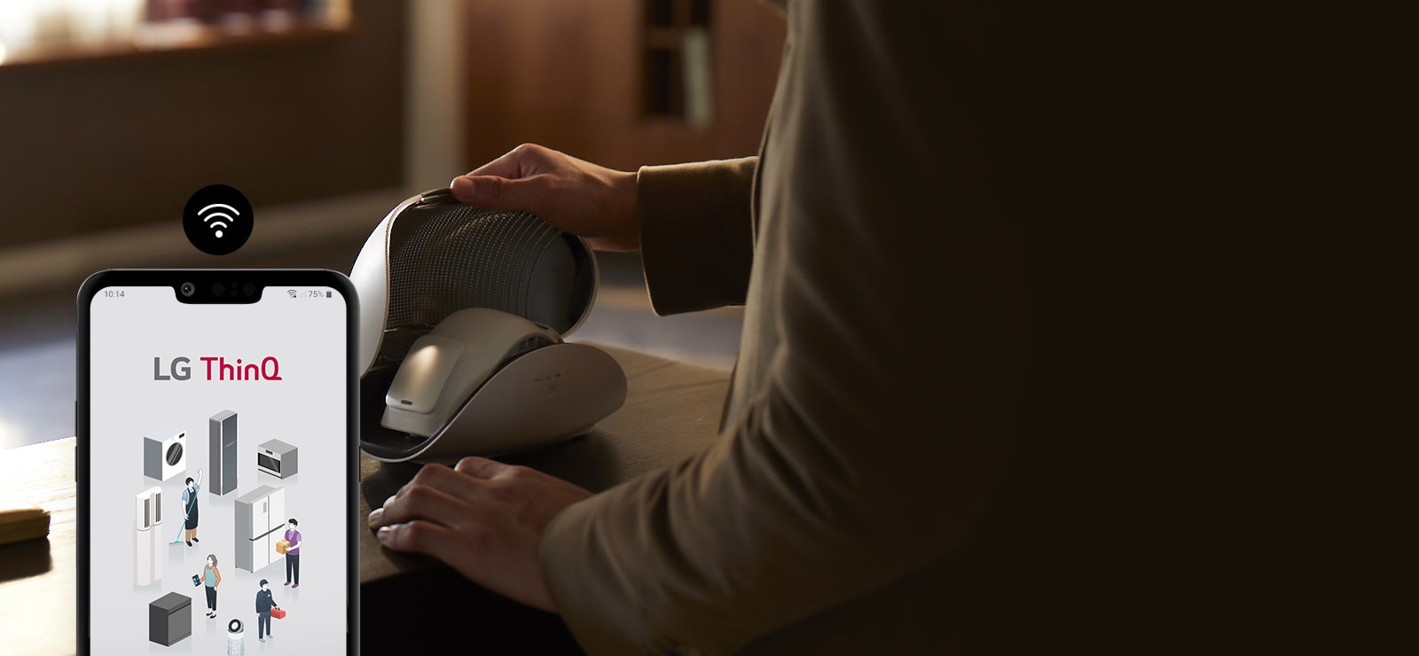 Жінка спить на ліжку на фоні. Значок розрядженого акумулятора відображається поруч. Очисник повітря індивідуального використання LG PuriCare™ розміщений у кейсі для нього, який також є зарядним пристроєм. Збільшена врізка показує, як очисник вставляється у кейс. Значок повної батареї відображається біля маски.