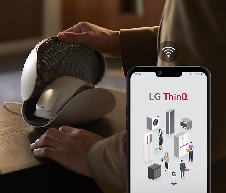 Жінка спить на ліжку на фоні. Значок розрядженого акумулятора відображається поруч. Очисник повітря індивідуального використання LG PuriCare™ розміщений у кейсі для нього, який також є зарядним пристроєм. Збільшена врізка показує, як очисник вставляється у кейс. Значок повної батареї відображається біля маски.