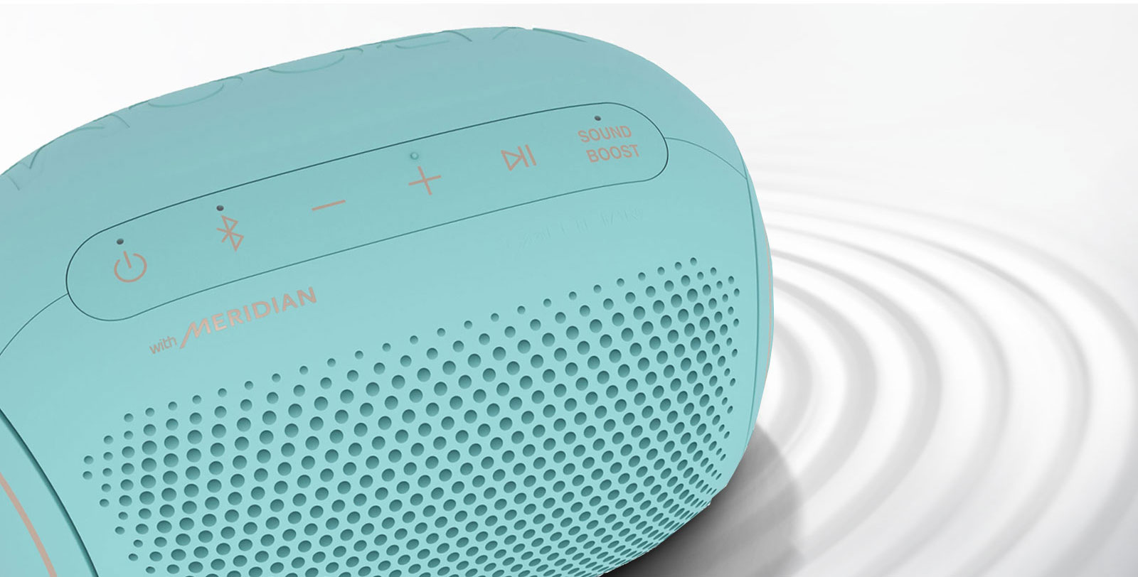 On a white background, LG XBOOM Go faces the upper right, there is a ripple effect under the product.