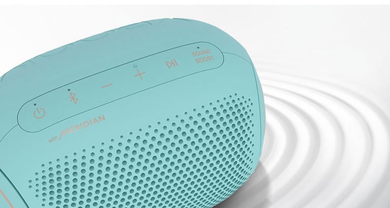 On a white background, LG XBOOM Go faces the upper right, there is a ripple effect under the product.