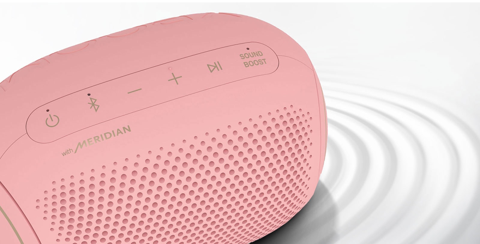 On a white background, LG XBOOM Go faces the upper right, there is a ripple effect under the product.