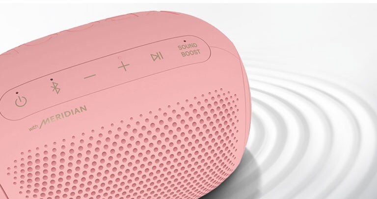 On a white background, LG XBOOM Go faces the upper right, there is a ripple effect under the product.