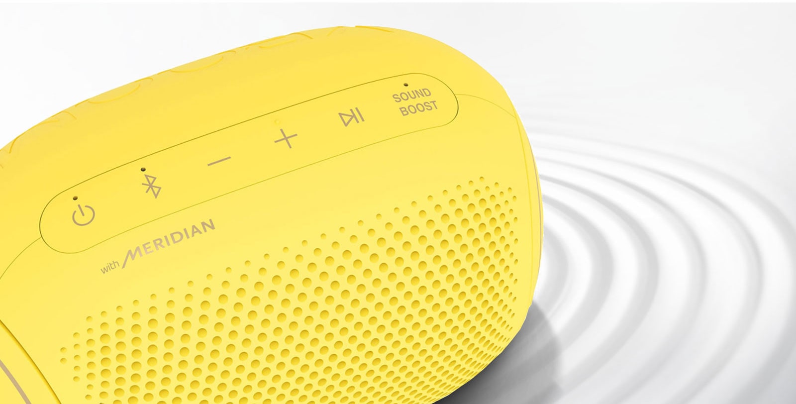 On a white background, LG XBOOM Go faces the upper right, there is a ripple effect under the product.