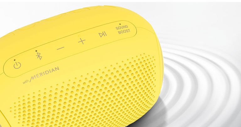 On a white background, LG XBOOM Go faces the upper right, there is a ripple effect under the product.