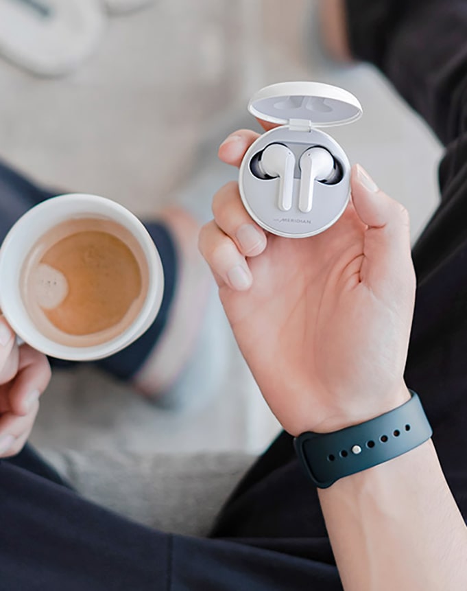 M27-01-D_AV-TONEFree-FN4-27-Gallery-Module-02-01-table